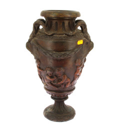 Vase sur piédouche en métal composition 