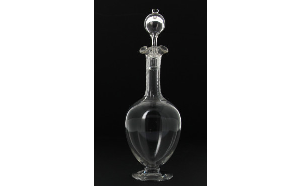 BACCARAT - Carafe avec son bouchon en cr