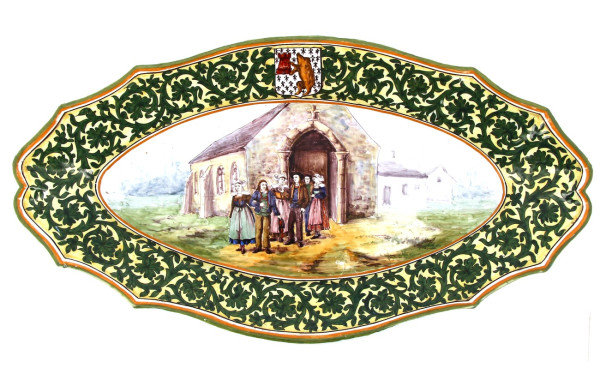 Plat en faïence polychrome à décor d'une