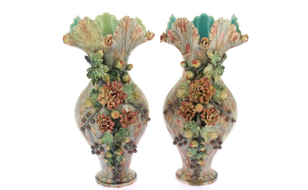 Paire de vases en barbotine à décor de f