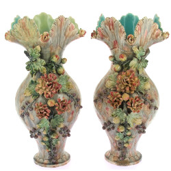 Paire de vases en barbotine à décor de f