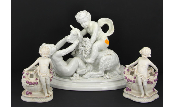 Groupe au putti en porcelaine blanche (r