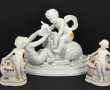 Groupe au putti en porcelaine blanche (r