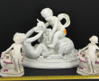 Groupe au putti en porcelaine blanche (r