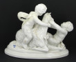 Groupe au putti en porcelaine blanche (r