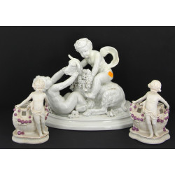 Groupe au putti en porcelaine blanche (r