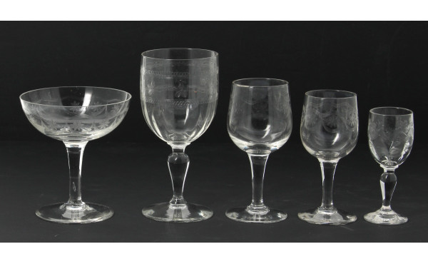 Service de verres à pied ancien en verre