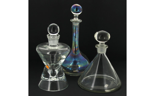 Lot de 3 carafes en verre et verre irisé