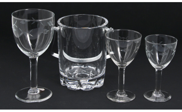 Service de verres anciens en verre gravé