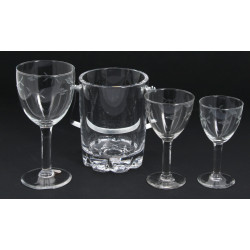 Service de verres anciens en verre gravé