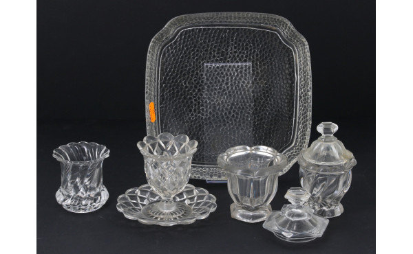 BACCARAT - Petit vase en cristal moulé d