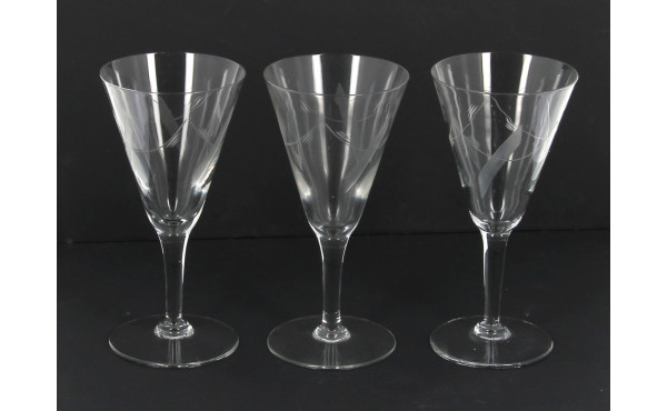 Un ensemble de 9 verres à pied en verre 