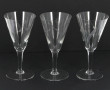 Un ensemble de 9 verres à pied en verre 