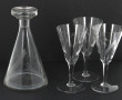 Un ensemble de 9 verres à pied en verre 