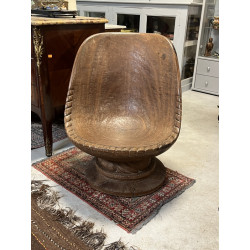 Fauteuil africain en bois sculpté d'un s