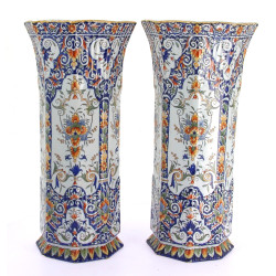 DESVRES - Paire de hauts vases en faïenc