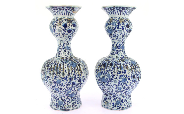 DELFT - Paire de vases en faïence à déco