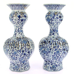 DELFT - Paire de vases en faïence à déco