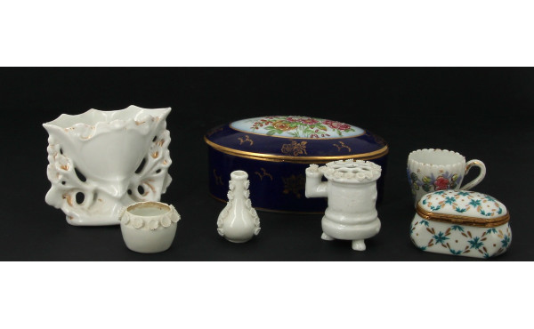 Lot de porcelaines : coffret ovale en po