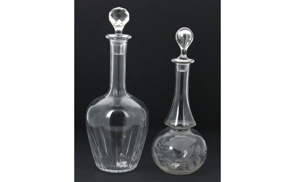 Lot de 2 carafes anciennes (une en verre