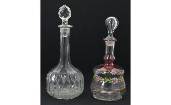 Lot de 2 carafes anciennes en verre dont