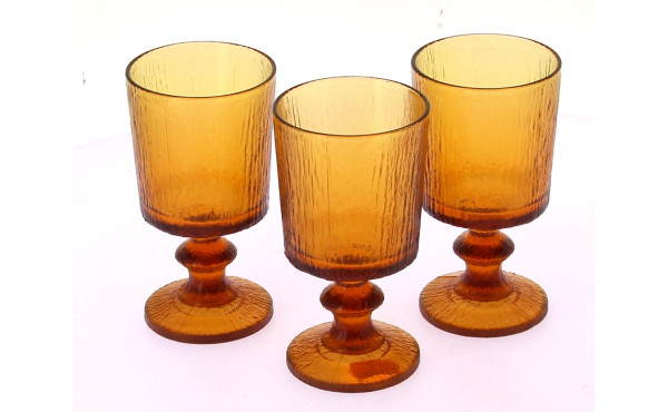 9 verres à pied en verre ambré, H 14 cm