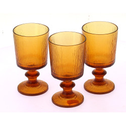 9 verres à pied en verre ambré, H 14 cm