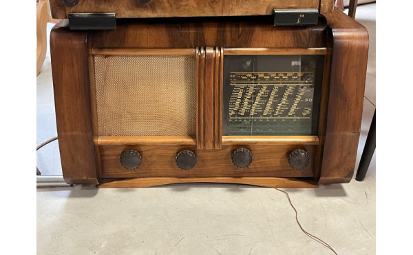 Poste de radio ancien en bois, en l'état