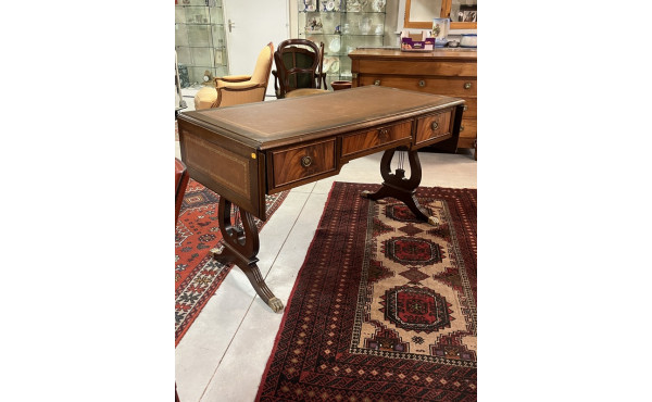 Bureau plat anglais en placage d'acajou,