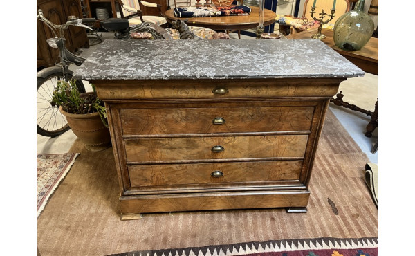 Commode fin XIXème en placage de noyer, 