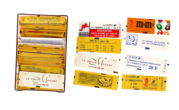 Une boite de 55 carnets de timbres en fr