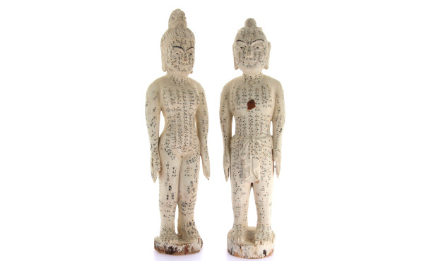 Paire de statues d'acupuncteur en bois s