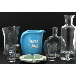 Lot comprenant 3 carafes en verre dont u