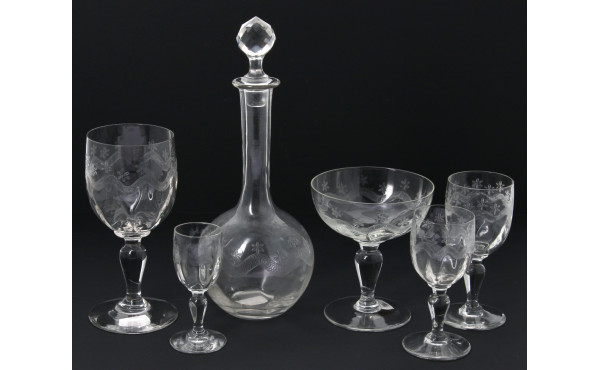 Eléments d'un service de verres anciens 