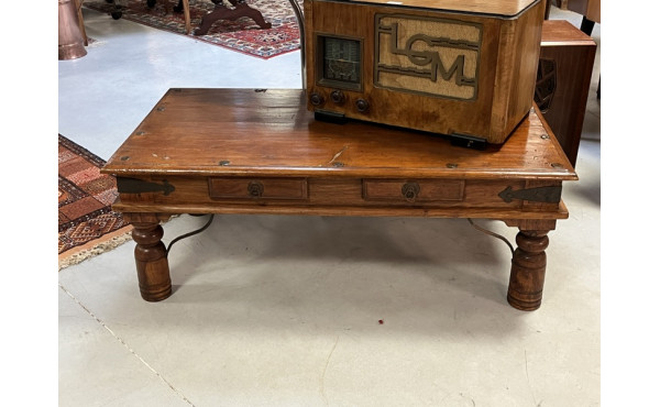 Table basse en bois massif, ouvrant à 2 