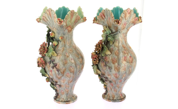 Paire de vases en barbotine à décor de f