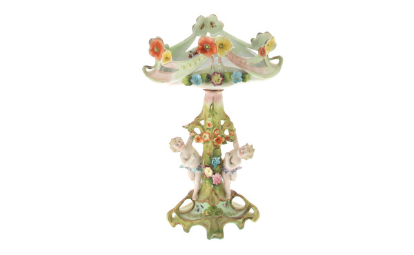 Coupe en porcelaine à décor de putti (en