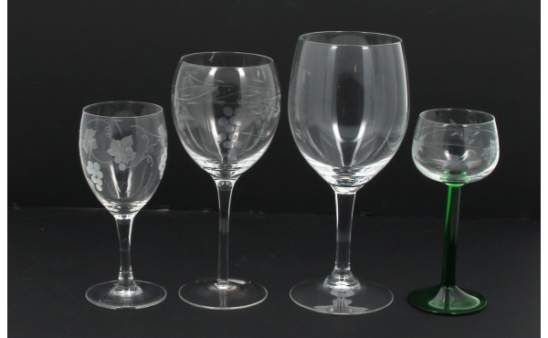 Suite de verres à pied en verre gravé de