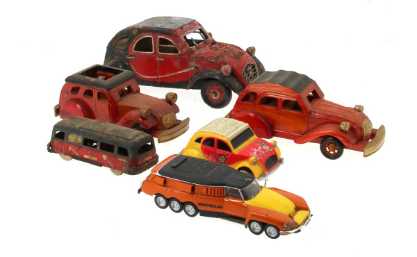 Lot de voitures 2Cv en bois, plastique e