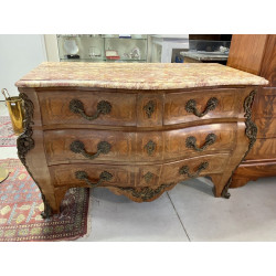 Commode de style Louis XV en marqueterie