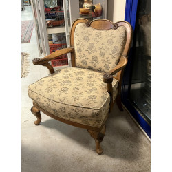 Fauteuil anglais en noyer sculpté de fle