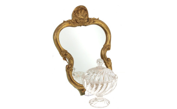 Petit miroir rocaille en bois sculpté et