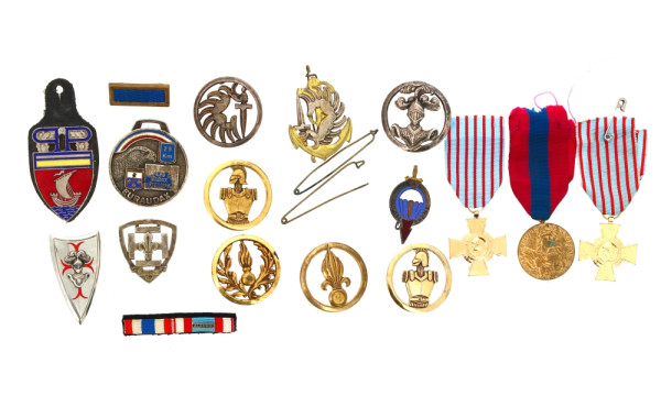 Lot de médailles et d'insignes militair