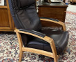 Fauteuil en bois clair et assise cuir br