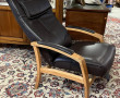 Fauteuil en bois clair et assise cuir br