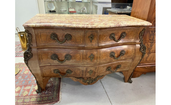 Commode de style Louis XV en marqueterie