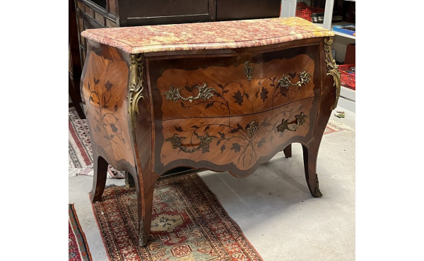 Commode de style Louis XV en marqueterie