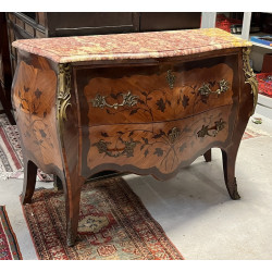 Commode de style Louis XV en marqueterie