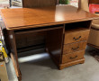 Bureau plat en bois ouvrant à une niche 