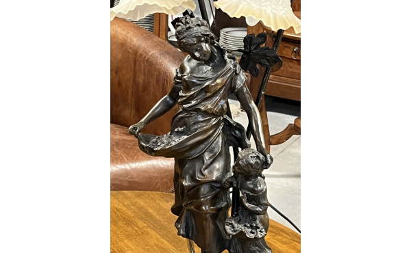 Lampe en résine façon bronze "Femme et s